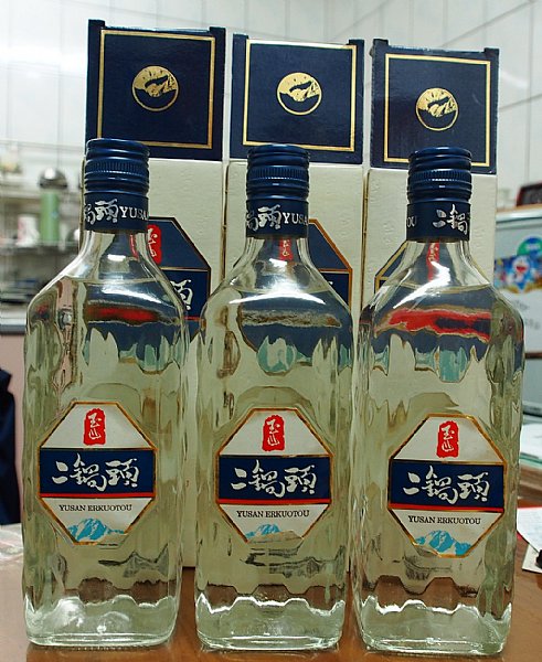 过年拚酒用1:玉山蓝盖二锅头,93年五八金.