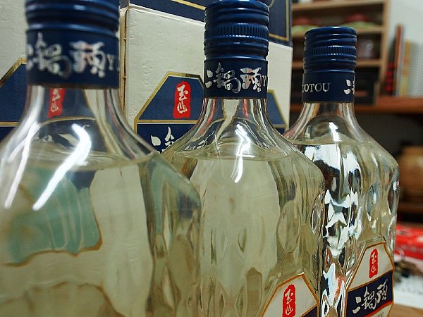 过年拚酒用1:玉山蓝盖二锅头,93年五八金.