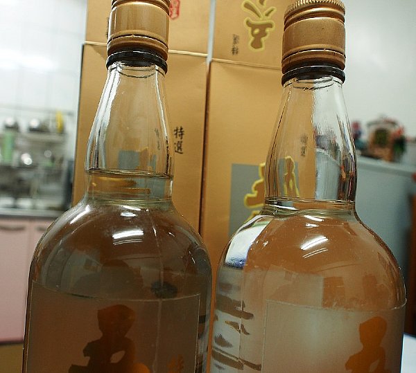 过年拚酒用1:玉山蓝盖二锅头,93年五八金.