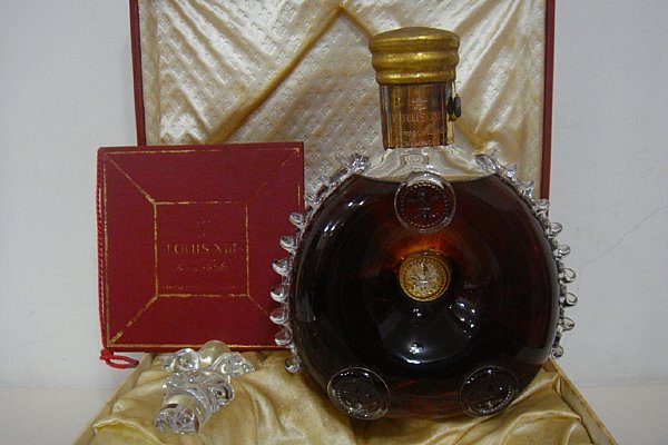 如图旧版路易13 无外提盒老酒痕迹但水晶瓶身,瓶头,水位均优35k